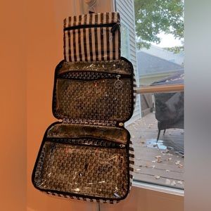 Used clean and in good shape henri bendel makeup bag carrier